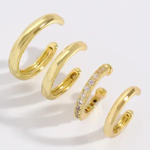 Set de brazalete de oreja dorado en forma de C, aretes geométricos minimalistas detalle.