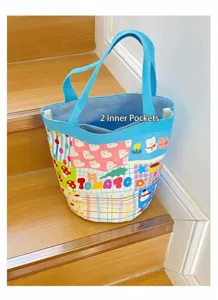 Détail du sac seau en toile bleue avec motifs colorés et poches intérieures pratiques.