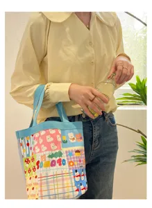 Sac cabas en toile à patchwork de dessins animés mignons avec anses bleues pour le shopping.