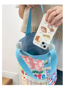 Détail du sac seau en toile, montrant l'intérieur spacieux et le joli imprimé lapin.