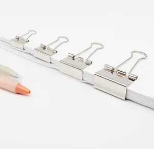 Clips raccoglitore in metallo argentato di varie misure tengono pila di carta in ufficio.