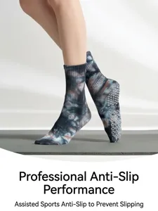 Vue detaillee de chaussettes de yoga antiderapantes tie-dye avec picots pour le fitness.