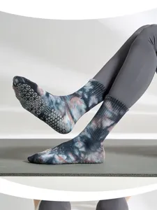 Vue détaillée de chaussettes de yoga antidérapantes tie-dye avec semelle adhérente pour pilates.