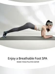 Détail de chaussettes de yoga mi-mollet tie-dye pour femmes, équipement de fitness antidérapant.