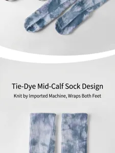Chaussettes de yoga mi-mollet tie-dye avec tissu respirant pour l'entraînement.
