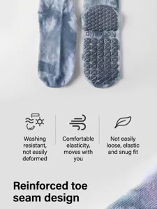 Détail de chaussettes de yoga mi-mollet tie-dye avec tissu respirant et semelle antidérapante.