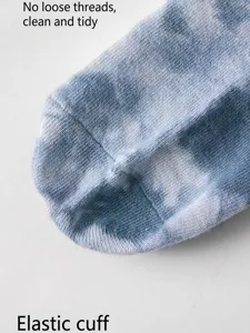 Détail rapproché des chaussettes de yoga tie-dye avec manchette élastique et bout sans couture.