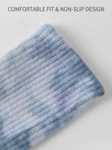 Vue détaillée du poignet de chaussette tricoté tie-dye, matière douce et élastique pour le yoga.