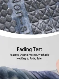 Gros plan sur les chaussettes de yoga antidérapantes avec tissu tie-dye et points en silicone.