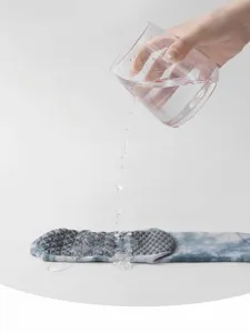 Vue détaillée des chaussettes de yoga antidérapantes tie-dye avec picots pour le fitness en salle.