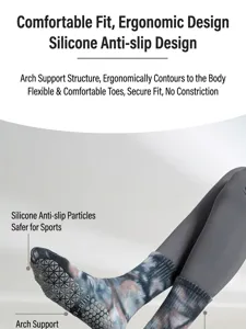 Gros plan de chaussettes de yoga tie-dye avec points en silicone antidérapants et voûte plantaire.