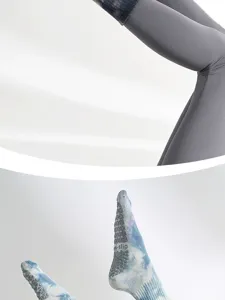 Vue de detail des chaussettes de yoga antiderapantes tie-dye avec semelle antiderapante.