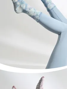 Chaussettes de yoga mi-mollet tie-dye avec semelle antidérapante, respirantes pour pilates et fitness.