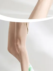Chaussettes de yoga mi-mollet tie-dye pour femmes, fitness antidérapant respirant détail.