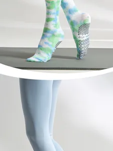 Vue détaillée de chaussettes de yoga tie-dye avec picots antidérapants et tissu respirant.