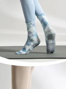 Vue detaillee des chaussettes de yoga antidérapantes tie and dye, semelle en silicone.