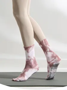 Vue détaillée de chaussettes de yoga antidérapantes tie-dye mi-mollet pour pilates fitness.