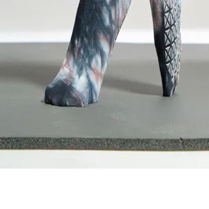 Chaussettes de yoga antidérapantes batik détail, pilates fitness respirantes longues chaussettes.