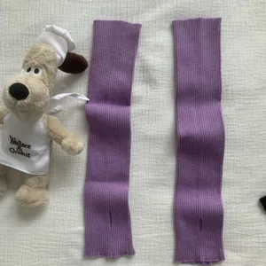 Chauffe-bras tricotés sans doigts pour femmes, manches violettes confortables pour le printemps.