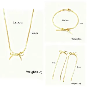 Conjunto de joyas con lazo dorado de acero con collar, pulsera y pendientes con medidas.