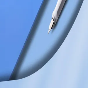 Minimalistische weiße Füllfederhalter-Feder Detailaufnahme auf blauem Hintergrund.