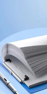 Detailaufnahme des A4 klembord mit sterke metalen klem en een dikke stapel papier.