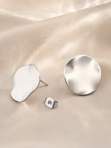 Boucles d'oreilles clous en acier inoxydable irrégulières minimalistes, bijou moderne et élégant.