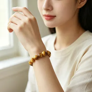 Gros plan détaillé du magnifique bracelet de perles en cristal naturel au poignet.
