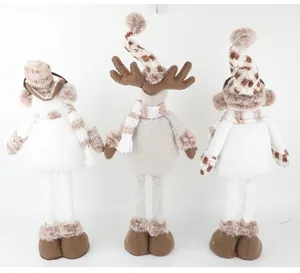 Close-up details of Christmas telescopic plush dolls with cute plaid hats and fluffy legs.