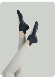 Non-slip five-toe yoga pilates socks for women, breathable athletic training footwear.