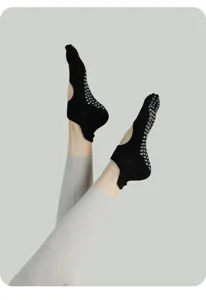 Non-slip yoga pilates socks for women, five-toe design with grip dots for indoor fitness training.
