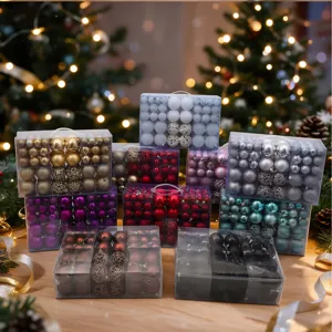 Set di palline di Natale assortite in scatole trasparenti per la decorazione albero.