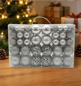 Set regalo con sfere di Natale argentate, decorazioni per alberi infrangibili in scatola.
