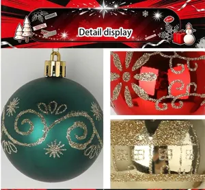 Vista dettagliata della squisita palla di Natale con decoro floreale glitterato per feste.