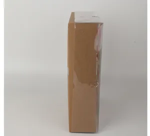 Primo piano dettagliato della confezione regalo con finestra trasparente e palline di Natale rosse.