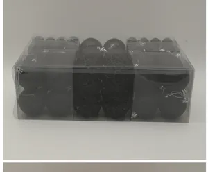 Primo piano dettagliato di un set di palline di Natale nere con finiture opache e lucide.