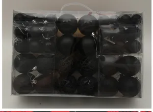 Vista dettagliata delle palline di Natale nere in confezione trasparente per decorazioni.