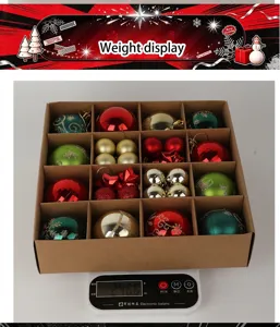 Set confezione regalo palline di Natale, ornamenti sospesi festivi colorati per decorare.