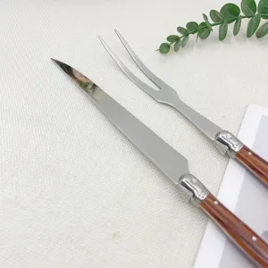 Set couteau et fourchette à découper en acier inoxydable avec manche en bois.