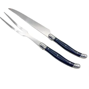 Set de couteau et fourchette à découper en acier inoxydable avec manches bleus foncés.