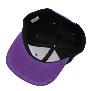 Detailansicht der Innenstruktur und des Etiketts einer stylischen schwarz-lila Snapback-Mütze.