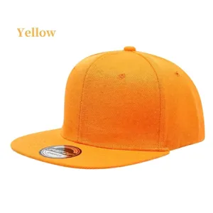 Detailansicht der leuchtend orangefarbenen Flat Brim Snapback Cap mit sechs Panel Konstruktion.