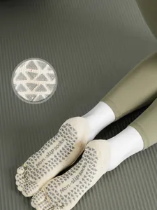 Non-slip five-toe yoga socks for women, breathable cotton pilates socks with grip dots.