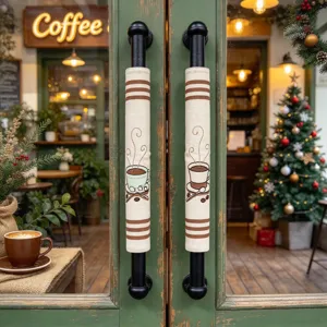 Kaffee Thema Haushaltsgeraet Griffe Abdeckung Detail mit Stueck bestickten Tassen Leinen.