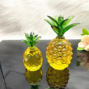 Dettaglio ornamento ananas in cristallo di vetro, vivace decorazione di frutta gialla e verde.