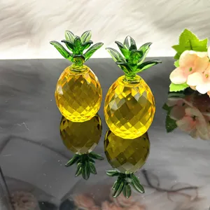 Set statuetta ananas in cristallo, vetro giallo sfaccettato decorazione dettaglio.