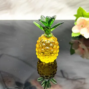 Decorazione ananas in vetro di cristallo dettaglio, bellissimo frutto giallo per tavolo.
