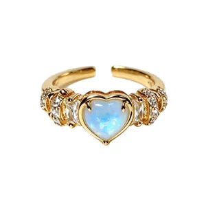 Detailaufnahme des Vintage Herz Opalrings mit funkelnden seitlichen Zirkon Kristallen.