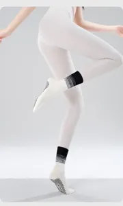 Gradient anti-slip yoga socks for women, breathable mid-tube fitness pilates socks detail
