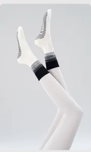 Non-slip yoga socks with gradient cuffs, breathable pilates fitness grip socks for women.